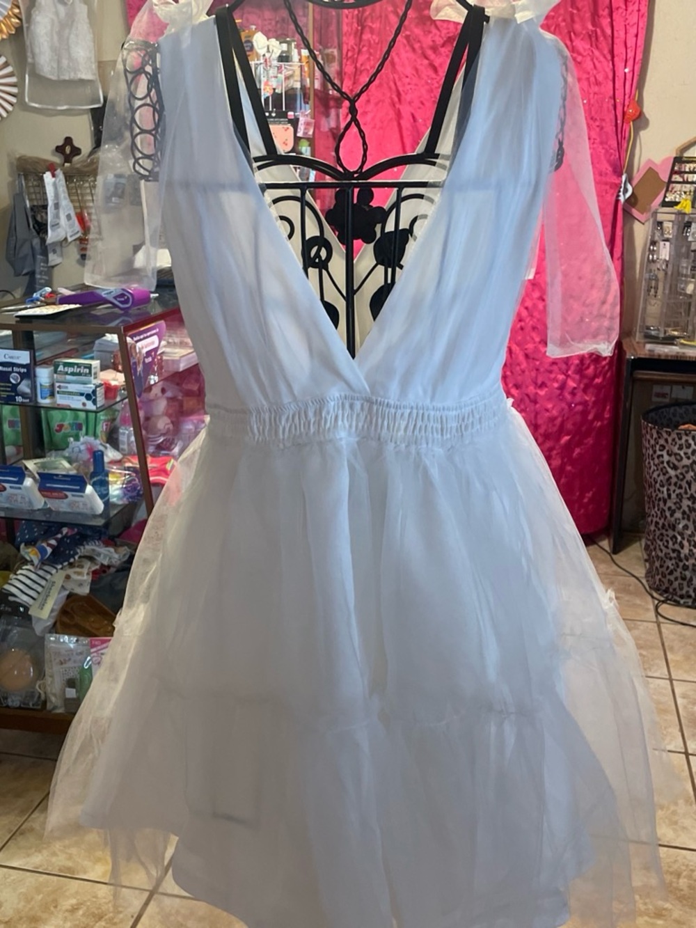 Elegant White Backless Tulle Dress - Picture 2 of 3